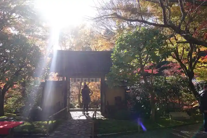 寂光院の山門・神門