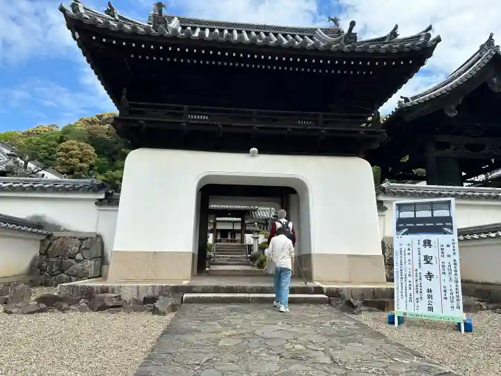 興聖寺(興聖寶林禅寺)の{uncategorized: "未分類", other: "その他", undefined: "問題あり", building: "その他建物", grave: "お墓", sacred_gate: "鳥居", guardian: "狛犬", statue: "像", buddha: "仏像", history: "歴史", nature: "自然", garden: "庭園", animal: "動物", pagoda: "塔", temizu: "手水舎", mountain_gate: "山門・神門", sanctuary: "本殿・本堂", subordinate: "末社・摂社", art: "芸術", scenery: "景色", jizo: "地蔵", ema: "絵馬", goshuin: "御朱印", omikuji: "おみくじ", items: "授与品その他", amulet: "お守り", goshuincho: "御朱印帳", eats: "食事", festival: "お祭り", votive_dance: "神楽", shichigosan: "七五三参", wedding: "結婚式", experience: "体験その他", initially: "初詣", around: "周辺", anti_infection: "感染症対策"}
