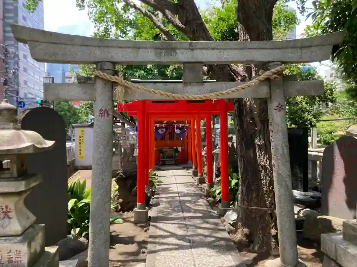 千種稲荷神社の{uncategorized: "未分類", other: "その他", undefined: "問題あり", building: "その他建物", grave: "お墓", sacred_gate: "鳥居", guardian: "狛犬", statue: "像", buddha: "仏像", history: "歴史", nature: "自然", garden: "庭園", animal: "動物", pagoda: "塔", temizu: "手水舎", mountain_gate: "山門・神門", sanctuary: "本殿・本堂", subordinate: "末社・摂社", art: "芸術", scenery: "景色", jizo: "地蔵", ema: "絵馬", goshuin: "御朱印", omikuji: "おみくじ", items: "授与品その他", amulet: "お守り", goshuincho: "御朱印帳", eats: "食事", festival: "お祭り", votive_dance: "神楽", shichigosan: "七五三参", wedding: "結婚式", experience: "体験その他", initially: "初詣", around: "周辺", anti_infection: "感染症対策"}