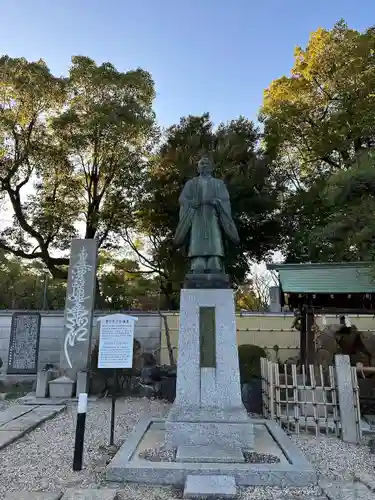 豊國神社の像