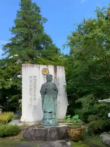 月山寺の像