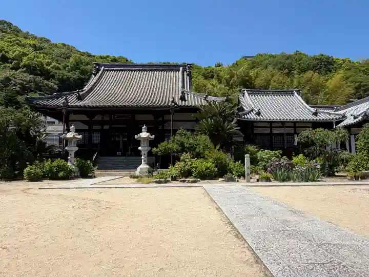 持光寺の{uncategorized: "未分類", other: "その他", undefined: "問題あり", building: "その他建物", grave: "お墓", sacred_gate: "鳥居", guardian: "狛犬", statue: "像", buddha: "仏像", history: "歴史", nature: "自然", garden: "庭園", animal: "動物", pagoda: "塔", temizu: "手水舎", mountain_gate: "山門・神門", sanctuary: "本殿・本堂", subordinate: "末社・摂社", art: "芸術", scenery: "景色", jizo: "地蔵", ema: "絵馬", goshuin: "御朱印", omikuji: "おみくじ", items: "授与品その他", amulet: "お守り", goshuincho: "御朱印帳", eats: "食事", festival: "お祭り", votive_dance: "神楽", shichigosan: "七五三参", wedding: "結婚式", experience: "体験その他", initially: "初詣", around: "周辺", anti_infection: "感染症対策"}