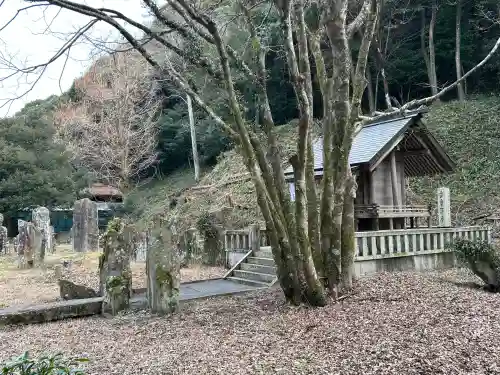 岐阜護國神社の{uncategorized: "未分類", other: "その他", undefined: "問題あり", building: "その他建物", grave: "お墓", sacred_gate: "鳥居", guardian: "狛犬", statue: "像", buddha: "仏像", history: "歴史", nature: "自然", garden: "庭園", animal: "動物", pagoda: "塔", temizu: "手水舎", mountain_gate: "山門・神門", sanctuary: "本殿・本堂", subordinate: "末社・摂社", art: "芸術", scenery: "景色", jizo: "地蔵", ema: "絵馬", goshuin: "御朱印", omikuji: "おみくじ", items: "授与品その他", amulet: "お守り", goshuincho: "御朱印帳", eats: "食事", festival: "お祭り", votive_dance: "神楽", shichigosan: "七五三参", wedding: "結婚式", experience: "体験その他", initially: "初詣", around: "周辺", anti_infection: "感染症対策"}