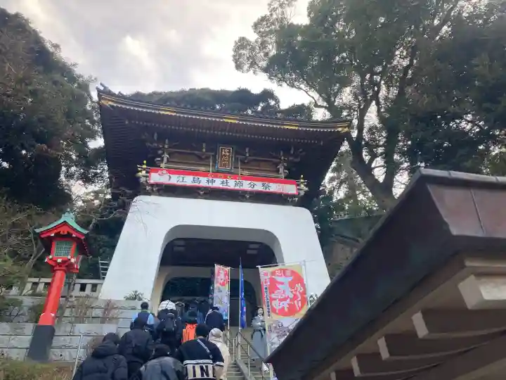 江島神社の{uncategorized: "未分類", other: "その他", undefined: "問題あり", building: "その他建物", grave: "お墓", sacred_gate: "鳥居", guardian: "狛犬", statue: "像", buddha: "仏像", history: "歴史", nature: "自然", garden: "庭園", animal: "動物", pagoda: "塔", temizu: "手水舎", mountain_gate: "山門・神門", sanctuary: "本殿・本堂", subordinate: "末社・摂社", art: "芸術", scenery: "景色", jizo: "地蔵", ema: "絵馬", goshuin: "御朱印", omikuji: "おみくじ", items: "授与品その他", amulet: "お守り", goshuincho: "御朱印帳", eats: "食事", festival: "お祭り", votive_dance: "神楽", shichigosan: "七五三参", wedding: "結婚式", experience: "体験その他", initially: "初詣", around: "周辺", anti_infection: "感染症対策"}
