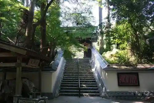 目の霊山　油山寺の山門