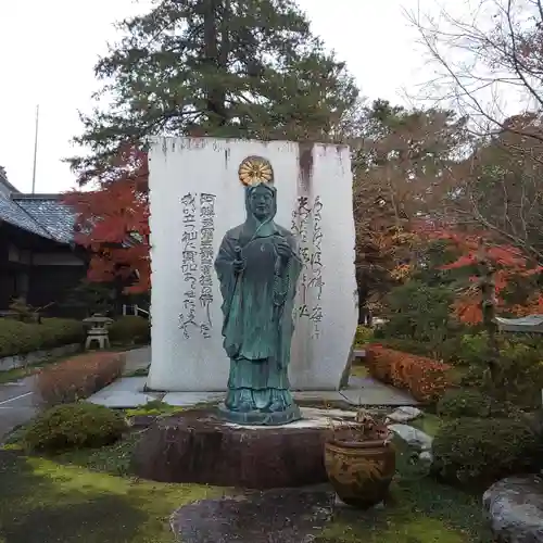 月山寺の像