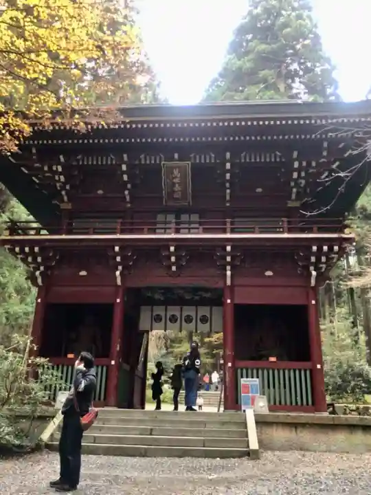 御岩神社の山門・神門