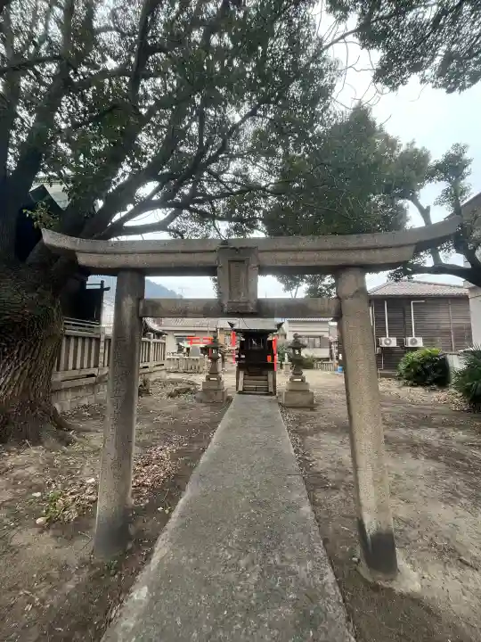 小烏神社の{uncategorized: "未分類", other: "その他", undefined: "問題あり", building: "その他建物", grave: "お墓", sacred_gate: "鳥居", guardian: "狛犬", statue: "像", buddha: "仏像", history: "歴史", nature: "自然", garden: "庭園", animal: "動物", pagoda: "塔", temizu: "手水舎", mountain_gate: "山門・神門", sanctuary: "本殿・本堂", subordinate: "末社・摂社", art: "芸術", scenery: "景色", jizo: "地蔵", ema: "絵馬", goshuin: "御朱印", omikuji: "おみくじ", items: "授与品その他", amulet: "お守り", goshuincho: "御朱印帳", eats: "食事", festival: "お祭り", votive_dance: "神楽", shichigosan: "七五三参", wedding: "結婚式", experience: "体験その他", initially: "初詣", around: "周辺", anti_infection: "感染症対策"}