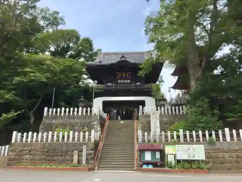 布施弁天 東海寺の山門・神門