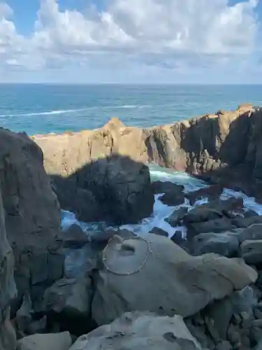 鵜戸神宮の{uncategorized: "未分類", other: "その他", undefined: "問題あり", building: "その他建物", grave: "お墓", sacred_gate: "鳥居", guardian: "狛犬", statue: "像", buddha: "仏像", history: "歴史", nature: "自然", garden: "庭園", animal: "動物", pagoda: "塔", temizu: "手水舎", mountain_gate: "山門・神門", sanctuary: "本殿・本堂", subordinate: "末社・摂社", art: "芸術", scenery: "景色", jizo: "地蔵", ema: "絵馬", goshuin: "御朱印", omikuji: "おみくじ", items: "授与品その他", amulet: "お守り", goshuincho: "御朱印帳", eats: "食事", festival: "お祭り", votive_dance: "神楽", shichigosan: "七五三参", wedding: "結婚式", experience: "体験その他", initially: "初詣", around: "周辺", anti_infection: "感染症対策"}