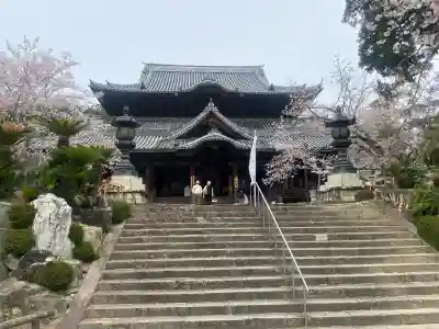 粉河寺の{uncategorized: "未分類", other: "その他", undefined: "問題あり", building: "その他建物", grave: "お墓", sacred_gate: "鳥居", guardian: "狛犬", statue: "像", buddha: "仏像", history: "歴史", nature: "自然", garden: "庭園", animal: "動物", pagoda: "塔", temizu: "手水舎", mountain_gate: "山門・神門", sanctuary: "本殿・本堂", subordinate: "末社・摂社", art: "芸術", scenery: "景色", jizo: "地蔵", ema: "絵馬", goshuin: "御朱印", omikuji: "おみくじ", items: "授与品その他", amulet: "お守り", goshuincho: "御朱印帳", eats: "食事", festival: "お祭り", votive_dance: "神楽", shichigosan: "七五三参", wedding: "結婚式", experience: "体験その他", initially: "初詣", around: "周辺", anti_infection: "感染症対策"}