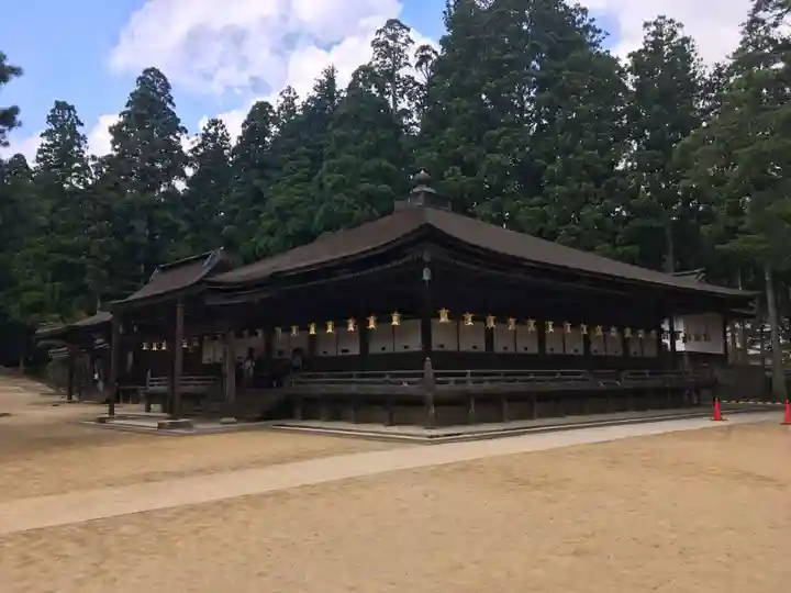 壇上伽藍の本殿・本堂