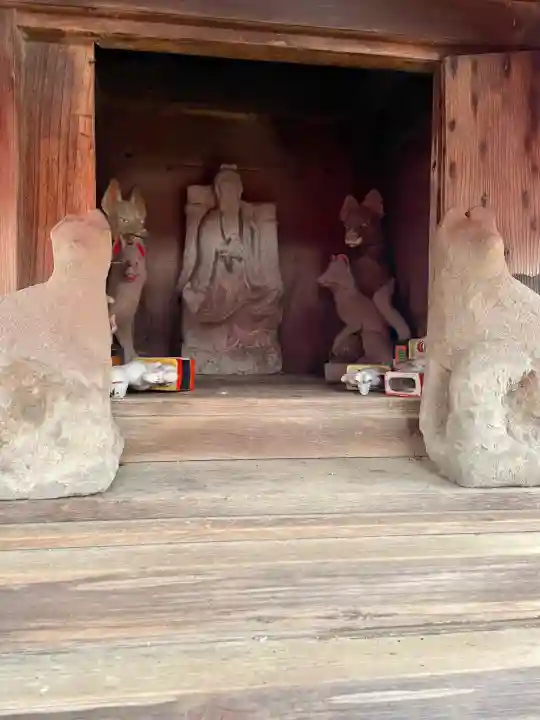 洲之崎稲荷神社の{uncategorized: "未分類", other: "その他", undefined: "問題あり", building: "その他建物", grave: "お墓", sacred_gate: "鳥居", guardian: "狛犬", statue: "像", buddha: "仏像", history: "歴史", nature: "自然", garden: "庭園", animal: "動物", pagoda: "塔", temizu: "手水舎", mountain_gate: "山門・神門", sanctuary: "本殿・本堂", subordinate: "末社・摂社", art: "芸術", scenery: "景色", jizo: "地蔵", ema: "絵馬", goshuin: "御朱印", omikuji: "おみくじ", items: "授与品その他", amulet: "お守り", goshuincho: "御朱印帳", eats: "食事", festival: "お祭り", votive_dance: "神楽", shichigosan: "七五三参", wedding: "結婚式", experience: "体験その他", initially: "初詣", around: "周辺", anti_infection: "感染症対策"}