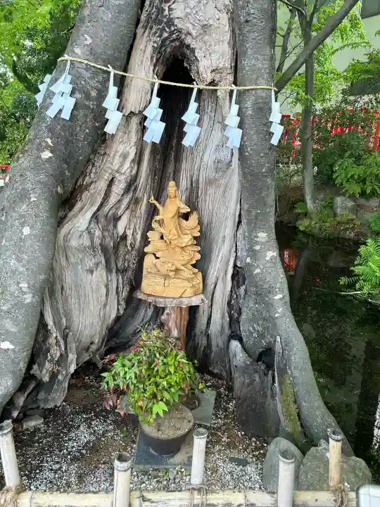 秩父今宮神社の{uncategorized: "未分類", other: "その他", undefined: "問題あり", building: "その他建物", grave: "お墓", sacred_gate: "鳥居", guardian: "狛犬", statue: "像", buddha: "仏像", history: "歴史", nature: "自然", garden: "庭園", animal: "動物", pagoda: "塔", temizu: "手水舎", mountain_gate: "山門・神門", sanctuary: "本殿・本堂", subordinate: "末社・摂社", art: "芸術", scenery: "景色", jizo: "地蔵", ema: "絵馬", goshuin: "御朱印", omikuji: "おみくじ", items: "授与品その他", amulet: "お守り", goshuincho: "御朱印帳", eats: "食事", festival: "お祭り", votive_dance: "神楽", shichigosan: "七五三参", wedding: "結婚式", experience: "体験その他", initially: "初詣", around: "周辺", anti_infection: "感染症対策"}