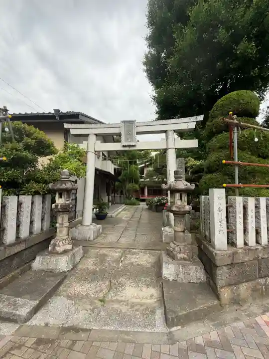 青砥神社の{uncategorized: "未分類", other: "その他", undefined: "問題あり", building: "その他建物", grave: "お墓", sacred_gate: "鳥居", guardian: "狛犬", statue: "像", buddha: "仏像", history: "歴史", nature: "自然", garden: "庭園", animal: "動物", pagoda: "塔", temizu: "手水舎", mountain_gate: "山門・神門", sanctuary: "本殿・本堂", subordinate: "末社・摂社", art: "芸術", scenery: "景色", jizo: "地蔵", ema: "絵馬", goshuin: "御朱印", omikuji: "おみくじ", items: "授与品その他", amulet: "お守り", goshuincho: "御朱印帳", eats: "食事", festival: "お祭り", votive_dance: "神楽", shichigosan: "七五三参", wedding: "結婚式", experience: "体験その他", initially: "初詣", around: "周辺", anti_infection: "感染症対策"}
