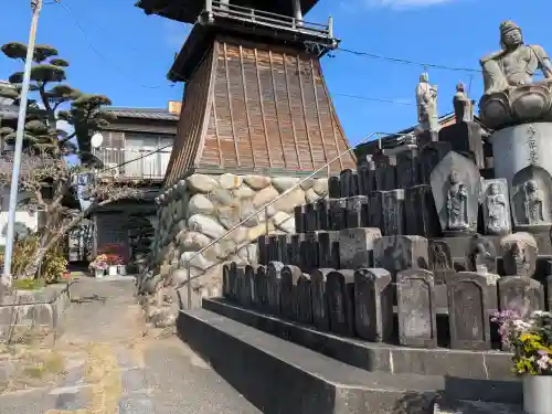 本覚寺の{uncategorized: "未分類", other: "その他", undefined: "問題あり", building: "その他建物", grave: "お墓", sacred_gate: "鳥居", guardian: "狛犬", statue: "像", buddha: "仏像", history: "歴史", nature: "自然", garden: "庭園", animal: "動物", pagoda: "塔", temizu: "手水舎", mountain_gate: "山門・神門", sanctuary: "本殿・本堂", subordinate: "末社・摂社", art: "芸術", scenery: "景色", jizo: "地蔵", ema: "絵馬", goshuin: "御朱印", omikuji: "おみくじ", items: "授与品その他", amulet: "お守り", goshuincho: "御朱印帳", eats: "食事", festival: "お祭り", votive_dance: "神楽", shichigosan: "七五三参", wedding: "結婚式", experience: "体験その他", initially: "初詣", around: "周辺", anti_infection: "感染症対策"}