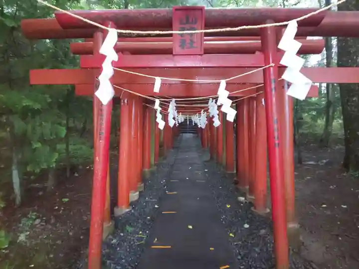 新屋山神社の鳥居