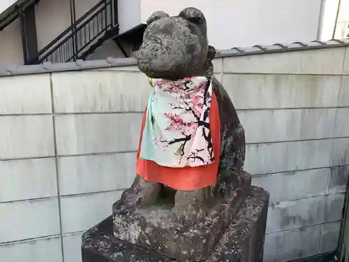 成田山　薬師堂（旧本堂）の狛犬