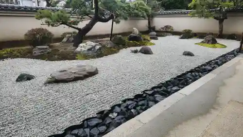 達磨寺の{uncategorized: "未分類", other: "その他", undefined: "問題あり", building: "その他建物", grave: "お墓", sacred_gate: "鳥居", guardian: "狛犬", statue: "像", buddha: "仏像", history: "歴史", nature: "自然", garden: "庭園", animal: "動物", pagoda: "塔", temizu: "手水舎", mountain_gate: "山門・神門", sanctuary: "本殿・本堂", subordinate: "末社・摂社", art: "芸術", scenery: "景色", jizo: "地蔵", ema: "絵馬", goshuin: "御朱印", omikuji: "おみくじ", items: "授与品その他", amulet: "お守り", goshuincho: "御朱印帳", eats: "食事", festival: "お祭り", votive_dance: "神楽", shichigosan: "七五三参", wedding: "結婚式", experience: "体験その他", initially: "初詣", around: "周辺", anti_infection: "感染症対策"}