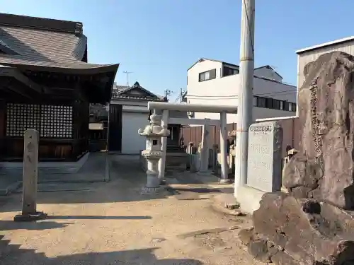 日吉神社の{uncategorized: "未分類", other: "その他", undefined: "問題あり", building: "その他建物", grave: "お墓", sacred_gate: "鳥居", guardian: "狛犬", statue: "像", buddha: "仏像", history: "歴史", nature: "自然", garden: "庭園", animal: "動物", pagoda: "塔", temizu: "手水舎", mountain_gate: "山門・神門", sanctuary: "本殿・本堂", subordinate: "末社・摂社", art: "芸術", scenery: "景色", jizo: "地蔵", ema: "絵馬", goshuin: "御朱印", omikuji: "おみくじ", items: "授与品その他", amulet: "お守り", goshuincho: "御朱印帳", eats: "食事", festival: "お祭り", votive_dance: "神楽", shichigosan: "七五三参", wedding: "結婚式", experience: "体験その他", initially: "初詣", around: "周辺", anti_infection: "感染症対策"}
