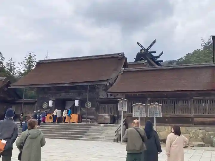 出雲大社の{uncategorized: "未分類", other: "その他", undefined: "問題あり", building: "その他建物", grave: "お墓", sacred_gate: "鳥居", guardian: "狛犬", statue: "像", buddha: "仏像", history: "歴史", nature: "自然", garden: "庭園", animal: "動物", pagoda: "塔", temizu: "手水舎", mountain_gate: "山門・神門", sanctuary: "本殿・本堂", subordinate: "末社・摂社", art: "芸術", scenery: "景色", jizo: "地蔵", ema: "絵馬", goshuin: "御朱印", omikuji: "おみくじ", items: "授与品その他", amulet: "お守り", goshuincho: "御朱印帳", eats: "食事", festival: "お祭り", votive_dance: "神楽", shichigosan: "七五三参", wedding: "結婚式", experience: "体験その他", initially: "初詣", around: "周辺", anti_infection: "感染症対策"}
