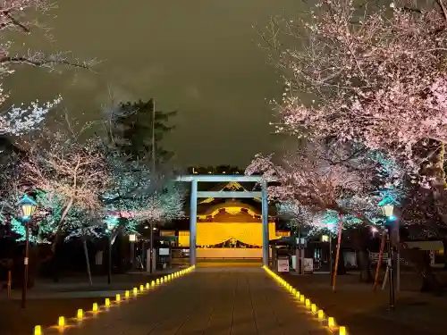 靖國神社の{uncategorized: "未分類", other: "その他", undefined: "問題あり", building: "その他建物", grave: "お墓", sacred_gate: "鳥居", guardian: "狛犬", statue: "像", buddha: "仏像", history: "歴史", nature: "自然", garden: "庭園", animal: "動物", pagoda: "塔", temizu: "手水舎", mountain_gate: "山門・神門", sanctuary: "本殿・本堂", subordinate: "末社・摂社", art: "芸術", scenery: "景色", jizo: "地蔵", ema: "絵馬", goshuin: "御朱印", omikuji: "おみくじ", items: "授与品その他", amulet: "お守り", goshuincho: "御朱印帳", eats: "食事", festival: "お祭り", votive_dance: "神楽", shichigosan: "七五三参", wedding: "結婚式", experience: "体験その他", initially: "初詣", around: "周辺", anti_infection: "感染症対策"}