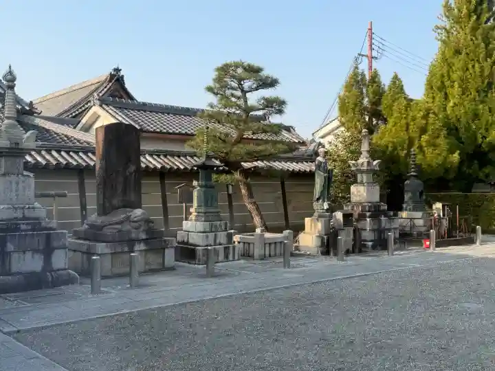 東寺(教王護国寺)の{uncategorized: "未分類", other: "その他", undefined: "問題あり", building: "その他建物", grave: "お墓", sacred_gate: "鳥居", guardian: "狛犬", statue: "像", buddha: "仏像", history: "歴史", nature: "自然", garden: "庭園", animal: "動物", pagoda: "塔", temizu: "手水舎", mountain_gate: "山門・神門", sanctuary: "本殿・本堂", subordinate: "末社・摂社", art: "芸術", scenery: "景色", jizo: "地蔵", ema: "絵馬", goshuin: "御朱印", omikuji: "おみくじ", items: "授与品その他", amulet: "お守り", goshuincho: "御朱印帳", eats: "食事", festival: "お祭り", votive_dance: "神楽", shichigosan: "七五三参", wedding: "結婚式", experience: "体験その他", initially: "初詣", around: "周辺", anti_infection: "感染症対策"}