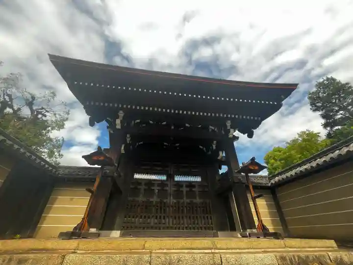 三十三間堂本坊 妙法院門跡の{uncategorized: "未分類", other: "その他", undefined: "問題あり", building: "その他建物", grave: "お墓", sacred_gate: "鳥居", guardian: "狛犬", statue: "像", buddha: "仏像", history: "歴史", nature: "自然", garden: "庭園", animal: "動物", pagoda: "塔", temizu: "手水舎", mountain_gate: "山門・神門", sanctuary: "本殿・本堂", subordinate: "末社・摂社", art: "芸術", scenery: "景色", jizo: "地蔵", ema: "絵馬", goshuin: "御朱印", omikuji: "おみくじ", items: "授与品その他", amulet: "お守り", goshuincho: "御朱印帳", eats: "食事", festival: "お祭り", votive_dance: "神楽", shichigosan: "七五三参", wedding: "結婚式", experience: "体験その他", initially: "初詣", around: "周辺", anti_infection: "感染症対策"}