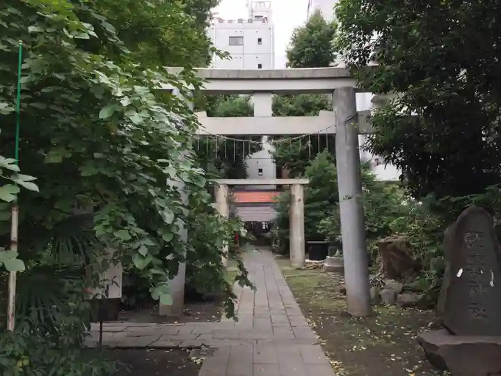 新橋鹽竃神社の鳥居