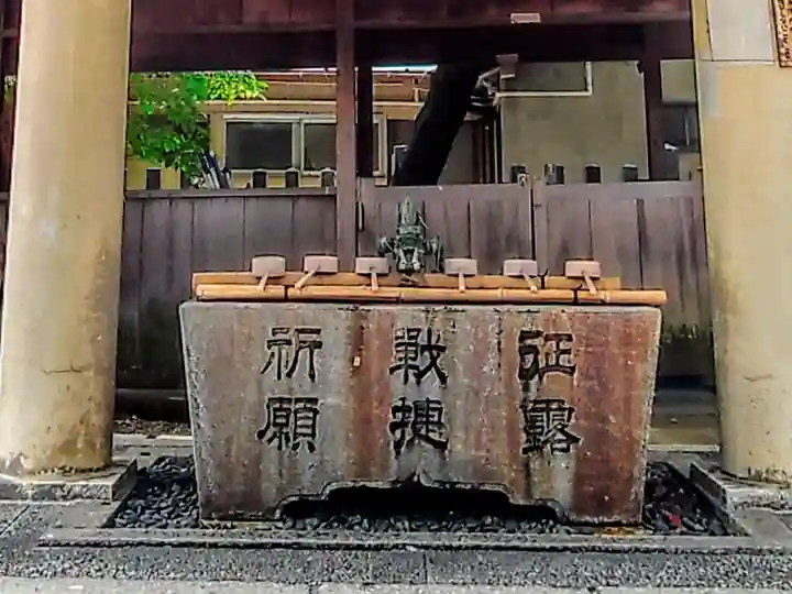 六所社(下飯田)の手水舎