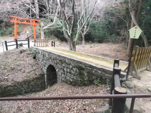 大麻比古神社の{uncategorized: "未分類", other: "その他", undefined: "問題あり", building: "その他建物", grave: "お墓", sacred_gate: "鳥居", guardian: "狛犬", statue: "像", buddha: "仏像", history: "歴史", nature: "自然", garden: "庭園", animal: "動物", pagoda: "塔", temizu: "手水舎", mountain_gate: "山門・神門", sanctuary: "本殿・本堂", subordinate: "末社・摂社", art: "芸術", scenery: "景色", jizo: "地蔵", ema: "絵馬", goshuin: "御朱印", omikuji: "おみくじ", items: "授与品その他", amulet: "お守り", goshuincho: "御朱印帳", eats: "食事", festival: "お祭り", votive_dance: "神楽", shichigosan: "七五三参", wedding: "結婚式", experience: "体験その他", initially: "初詣", around: "周辺", anti_infection: "感染症対策"}