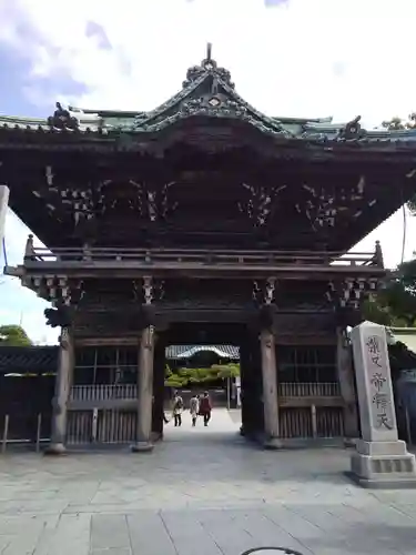 題経寺（柴又帝釈天）の山門・神門