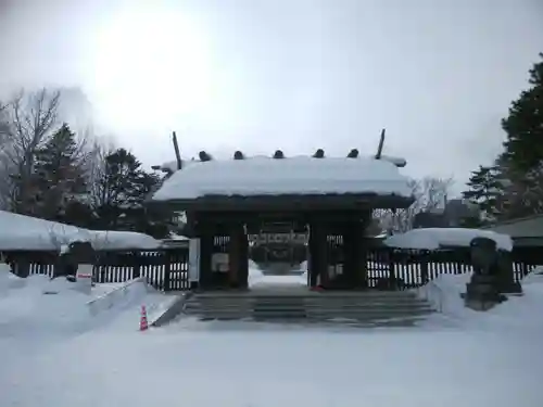 札幌護國神社の山門・神門