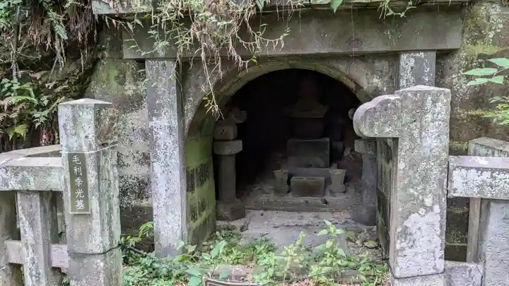 法華堂跡(源頼朝墓・北条義時墓)のお墓