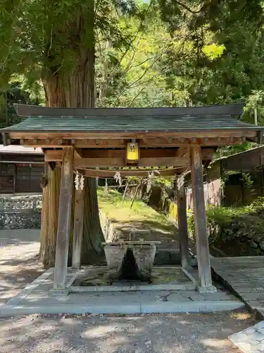 鎮神社の手水舎