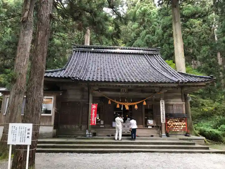 雄山神社中宮祈願殿の本殿・本堂