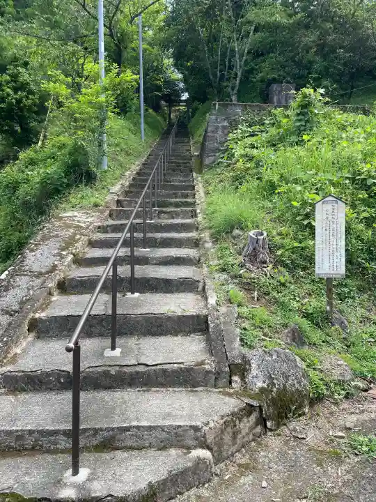 知賀王神社の{uncategorized: "未分類", other: "その他", undefined: "問題あり", building: "その他建物", grave: "お墓", sacred_gate: "鳥居", guardian: "狛犬", statue: "像", buddha: "仏像", history: "歴史", nature: "自然", garden: "庭園", animal: "動物", pagoda: "塔", temizu: "手水舎", mountain_gate: "山門・神門", sanctuary: "本殿・本堂", subordinate: "末社・摂社", art: "芸術", scenery: "景色", jizo: "地蔵", ema: "絵馬", goshuin: "御朱印", omikuji: "おみくじ", items: "授与品その他", amulet: "お守り", goshuincho: "御朱印帳", eats: "食事", festival: "お祭り", votive_dance: "神楽", shichigosan: "七五三参", wedding: "結婚式", experience: "体験その他", initially: "初詣", around: "周辺", anti_infection: "感染症対策"}