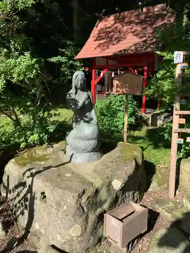 御座石神社の像