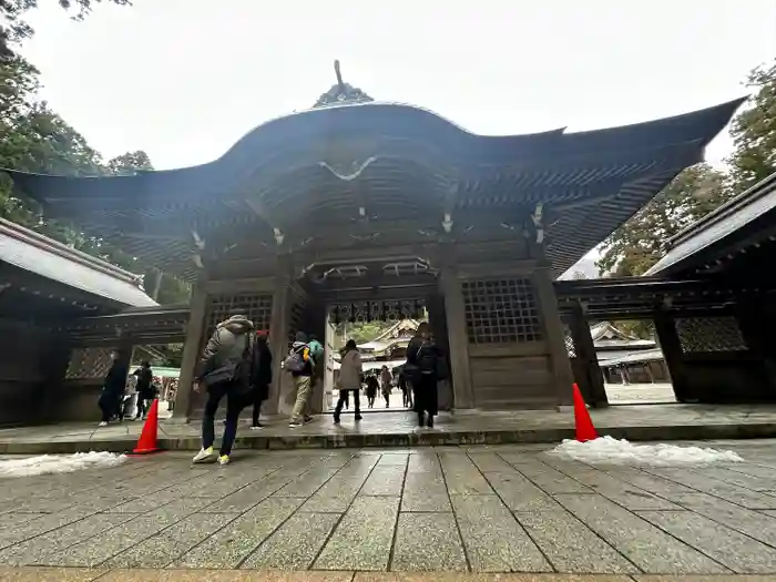 彌彦神社の山門