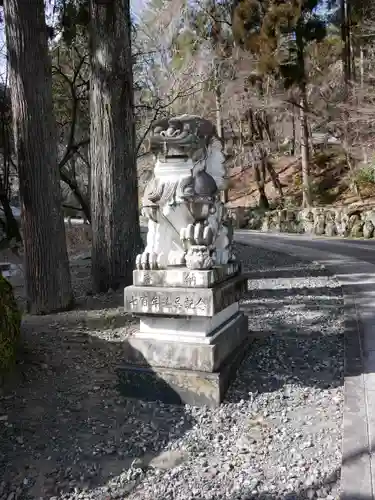 身延山 祖廟拝殿の狛犬