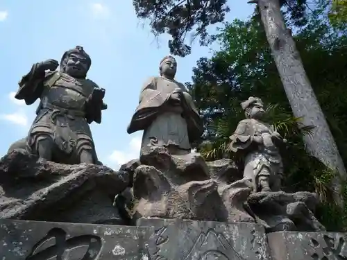 白山神社の像