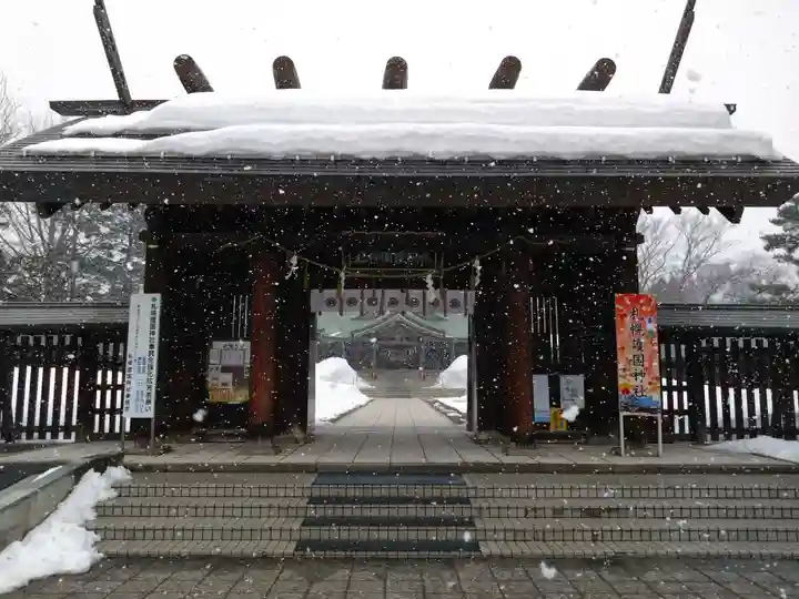 札幌護國神社の山門・神門