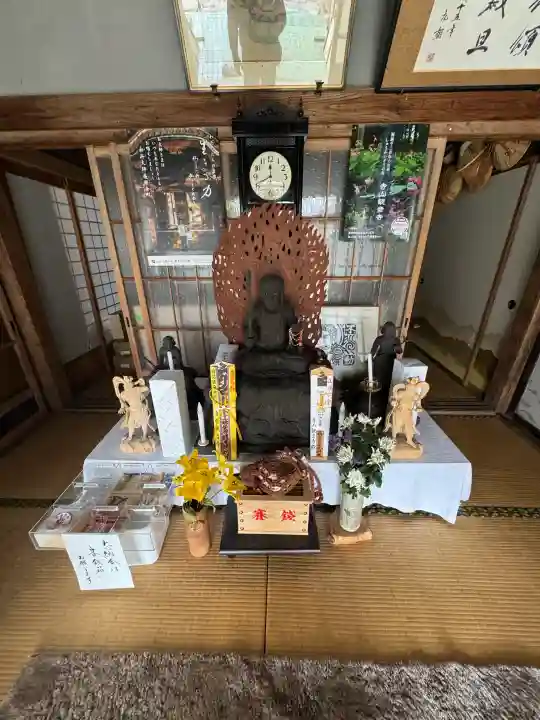 観音寺(寺山観音)の{uncategorized: "未分類", other: "その他", undefined: "問題あり", building: "その他建物", grave: "お墓", sacred_gate: "鳥居", guardian: "狛犬", statue: "像", buddha: "仏像", history: "歴史", nature: "自然", garden: "庭園", animal: "動物", pagoda: "塔", temizu: "手水舎", mountain_gate: "山門・神門", sanctuary: "本殿・本堂", subordinate: "末社・摂社", art: "芸術", scenery: "景色", jizo: "地蔵", ema: "絵馬", goshuin: "御朱印", omikuji: "おみくじ", items: "授与品その他", amulet: "お守り", goshuincho: "御朱印帳", eats: "食事", festival: "お祭り", votive_dance: "神楽", shichigosan: "七五三参", wedding: "結婚式", experience: "体験その他", initially: "初詣", around: "周辺", anti_infection: "感染症対策"}