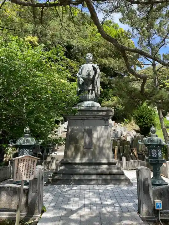 誕生寺の{uncategorized: "未分類", other: "その他", undefined: "問題あり", building: "その他建物", grave: "お墓", sacred_gate: "鳥居", guardian: "狛犬", statue: "像", buddha: "仏像", history: "歴史", nature: "自然", garden: "庭園", animal: "動物", pagoda: "塔", temizu: "手水舎", mountain_gate: "山門・神門", sanctuary: "本殿・本堂", subordinate: "末社・摂社", art: "芸術", scenery: "景色", jizo: "地蔵", ema: "絵馬", goshuin: "御朱印", omikuji: "おみくじ", items: "授与品その他", amulet: "お守り", goshuincho: "御朱印帳", eats: "食事", festival: "お祭り", votive_dance: "神楽", shichigosan: "七五三参", wedding: "結婚式", experience: "体験その他", initially: "初詣", around: "周辺", anti_infection: "感染症対策"}