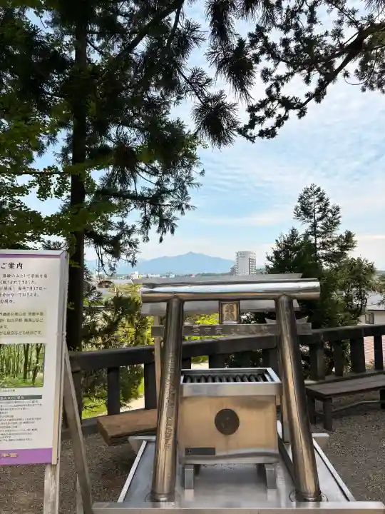 太平山三吉神社総本宮の{uncategorized: "未分類", other: "その他", undefined: "問題あり", building: "その他建物", grave: "お墓", sacred_gate: "鳥居", guardian: "狛犬", statue: "像", buddha: "仏像", history: "歴史", nature: "自然", garden: "庭園", animal: "動物", pagoda: "塔", temizu: "手水舎", mountain_gate: "山門・神門", sanctuary: "本殿・本堂", subordinate: "末社・摂社", art: "芸術", scenery: "景色", jizo: "地蔵", ema: "絵馬", goshuin: "御朱印", omikuji: "おみくじ", items: "授与品その他", amulet: "お守り", goshuincho: "御朱印帳", eats: "食事", festival: "お祭り", votive_dance: "神楽", shichigosan: "七五三参", wedding: "結婚式", experience: "体験その他", initially: "初詣", around: "周辺", anti_infection: "感染症対策"}
