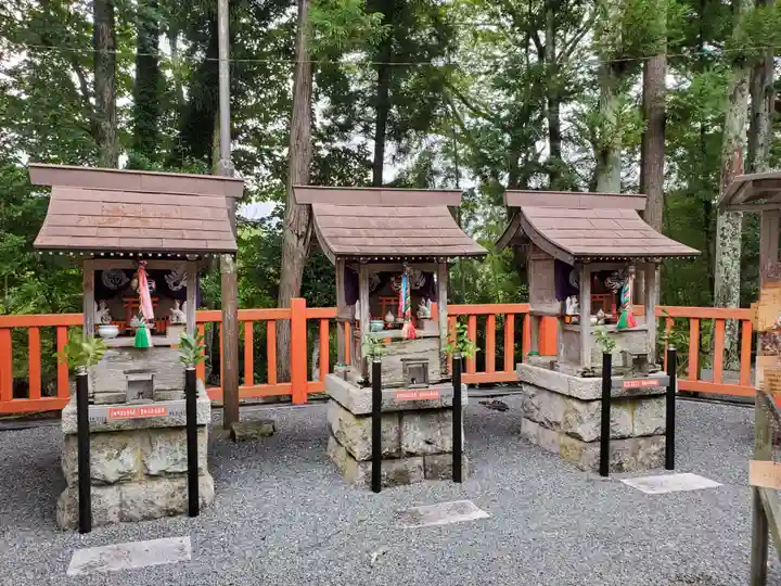 王地山まけきらい稲荷の末社・摂社