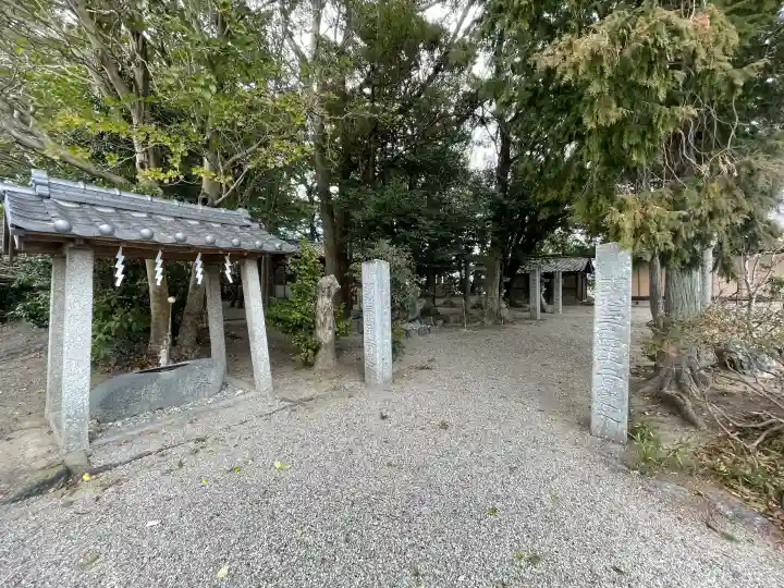 奈々美神社の{uncategorized: "未分類", other: "その他", undefined: "問題あり", building: "その他建物", grave: "お墓", sacred_gate: "鳥居", guardian: "狛犬", statue: "像", buddha: "仏像", history: "歴史", nature: "自然", garden: "庭園", animal: "動物", pagoda: "塔", temizu: "手水舎", mountain_gate: "山門・神門", sanctuary: "本殿・本堂", subordinate: "末社・摂社", art: "芸術", scenery: "景色", jizo: "地蔵", ema: "絵馬", goshuin: "御朱印", omikuji: "おみくじ", items: "授与品その他", amulet: "お守り", goshuincho: "御朱印帳", eats: "食事", festival: "お祭り", votive_dance: "神楽", shichigosan: "七五三参", wedding: "結婚式", experience: "体験その他", initially: "初詣", around: "周辺", anti_infection: "感染症対策"}