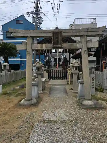 都留弥神社の{uncategorized: "未分類", other: "その他", undefined: "問題あり", building: "その他建物", grave: "お墓", sacred_gate: "鳥居", guardian: "狛犬", statue: "像", buddha: "仏像", history: "歴史", nature: "自然", garden: "庭園", animal: "動物", pagoda: "塔", temizu: "手水舎", mountain_gate: "山門・神門", sanctuary: "本殿・本堂", subordinate: "末社・摂社", art: "芸術", scenery: "景色", jizo: "地蔵", ema: "絵馬", goshuin: "御朱印", omikuji: "おみくじ", items: "授与品その他", amulet: "お守り", goshuincho: "御朱印帳", eats: "食事", festival: "お祭り", votive_dance: "神楽", shichigosan: "七五三参", wedding: "結婚式", experience: "体験その他", initially: "初詣", around: "周辺", anti_infection: "感染症対策"}