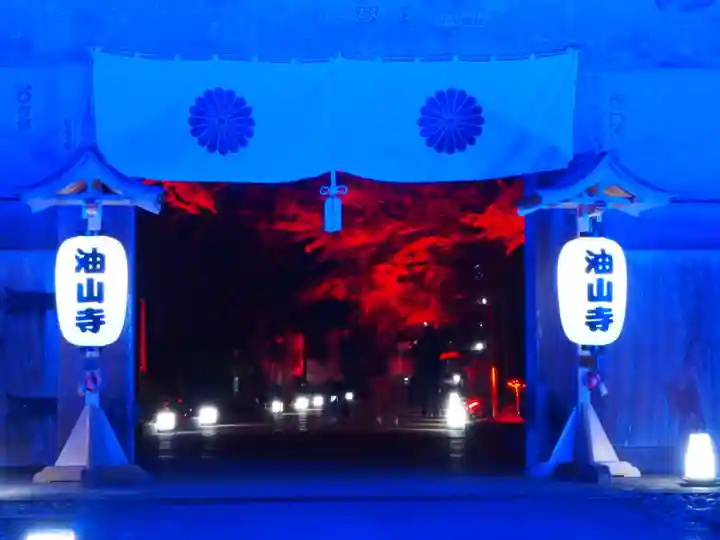 目の霊山 油山寺の山門・神門