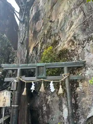 阿賀神社の{uncategorized: "未分類", other: "その他", undefined: "問題あり", building: "その他建物", grave: "お墓", sacred_gate: "鳥居", guardian: "狛犬", statue: "像", buddha: "仏像", history: "歴史", nature: "自然", garden: "庭園", animal: "動物", pagoda: "塔", temizu: "手水舎", mountain_gate: "山門・神門", sanctuary: "本殿・本堂", subordinate: "末社・摂社", art: "芸術", scenery: "景色", jizo: "地蔵", ema: "絵馬", goshuin: "御朱印", omikuji: "おみくじ", items: "授与品その他", amulet: "お守り", goshuincho: "御朱印帳", eats: "食事", festival: "お祭り", votive_dance: "神楽", shichigosan: "七五三参", wedding: "結婚式", experience: "体験その他", initially: "初詣", around: "周辺", anti_infection: "感染症対策"}